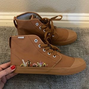 Bangs Shoes. Floral embroidery